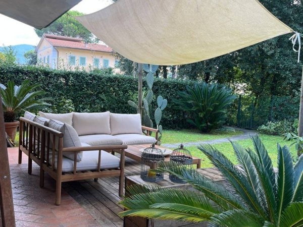 casa indipendente in vendita a Massa in zona Marina dei Ronchi