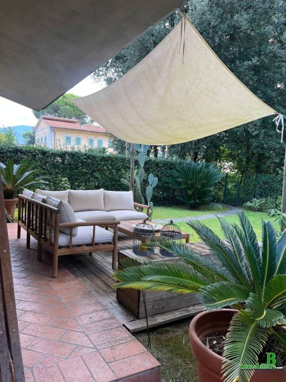 casa indipendente in vendita a Massa in zona Marina dei Ronchi