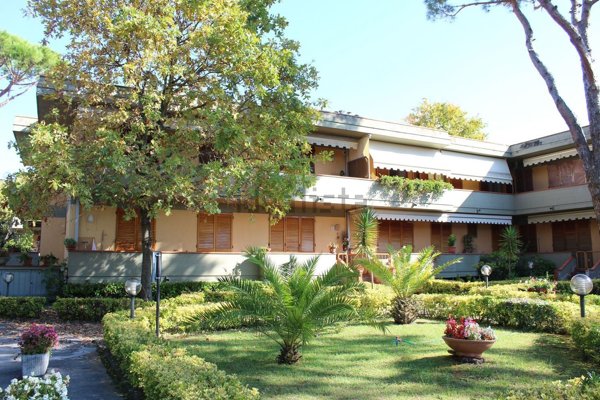 appartamento in vendita a Massa in zona Marina dei Ronchi