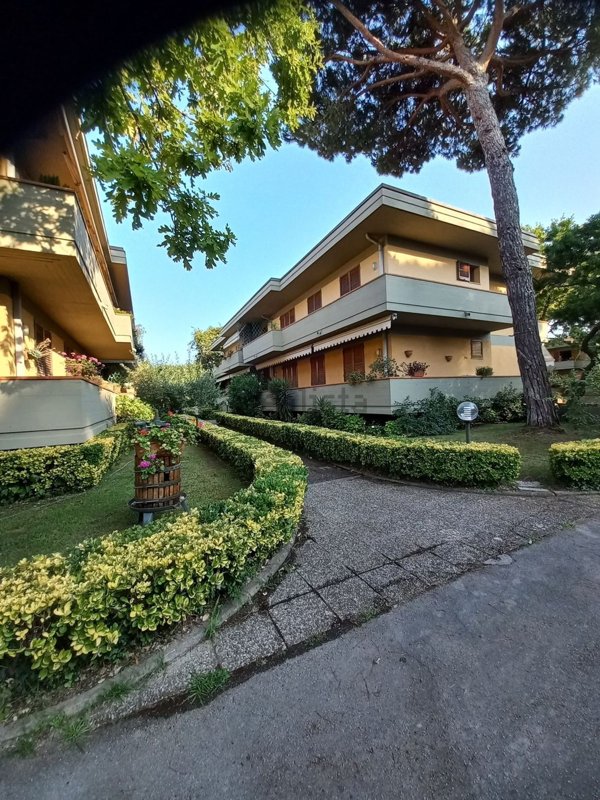 appartamento in vendita a Massa in zona Marina dei Ronchi