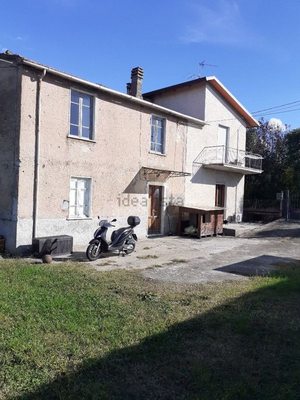 casa indipendente in vendita a Massa