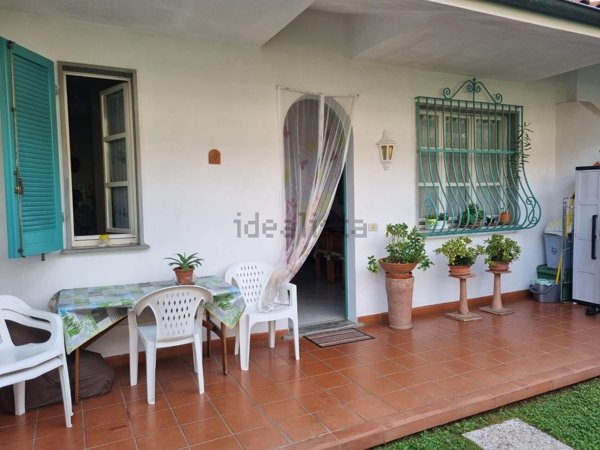 appartamento in vendita a Massa in zona Marina di Massa