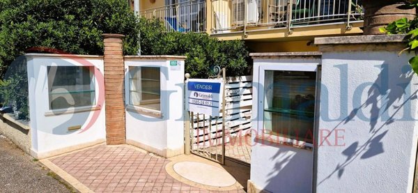 appartamento in vendita a Massa in zona Marina dei Ronchi