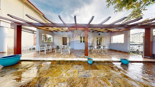 casa indipendente in vendita a Massa in zona Marina di Massa