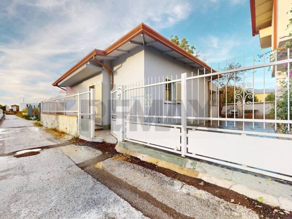 casa indipendente in vendita a Massa in zona Marina di Massa