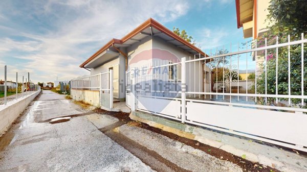 casa indipendente in vendita a Massa in zona Marina di Massa