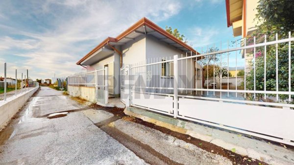 casa indipendente in vendita a Massa in zona Marina di Massa