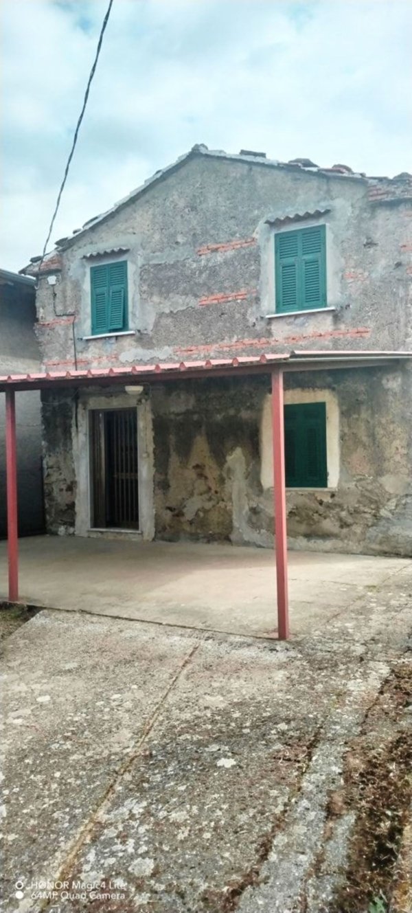 casa indipendente in vendita a Massa