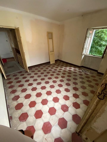 appartamento in vendita a Massa in zona Castagnola