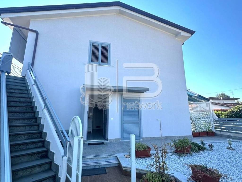 casa indipendente in vendita a Massa in zona Marina di Massa