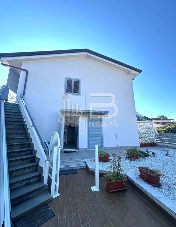 casa indipendente in vendita a Massa in zona Marina di Massa