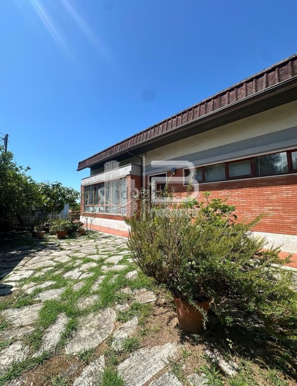 casa indipendente in vendita a Massa