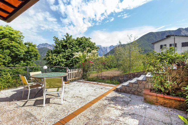 casa indipendente in vendita a Massa in zona Pariana