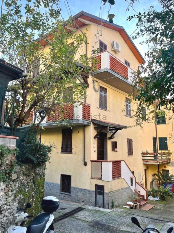 casa semindipendente in vendita a Massa in zona Centro Storico