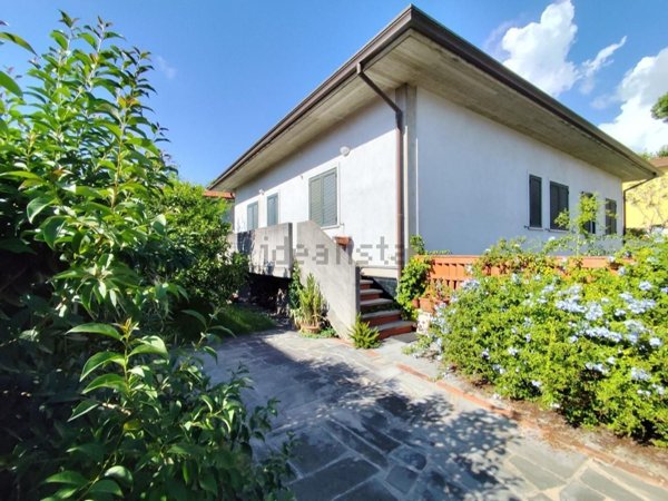 casa indipendente in vendita a Massa in zona Quercioli