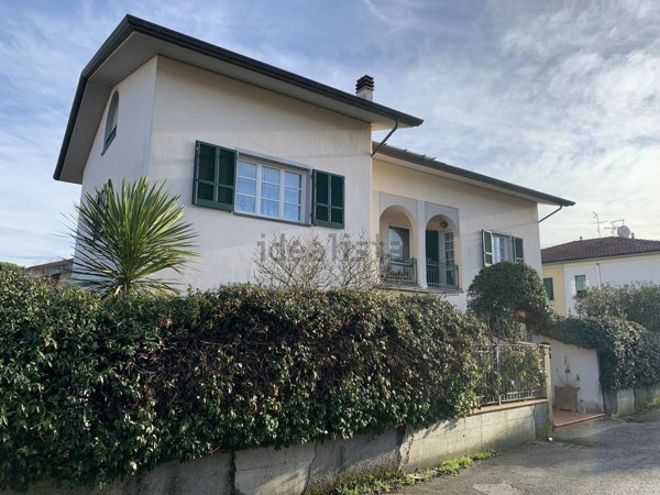 casa indipendente in vendita a Massa in zona Marina di Massa