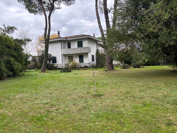 casa indipendente in vendita a Massa in zona Marina dei Ronchi