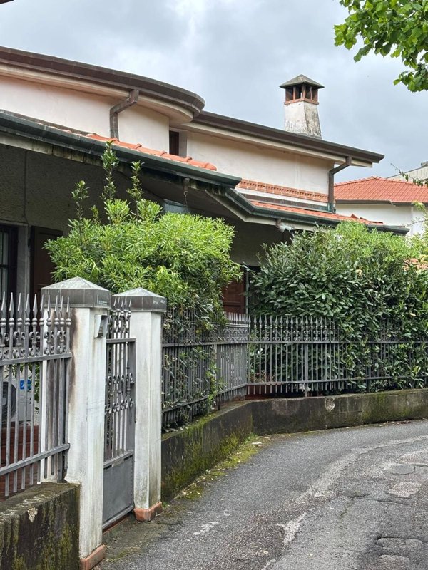 casa indipendente in vendita a Massa in zona Romagnano