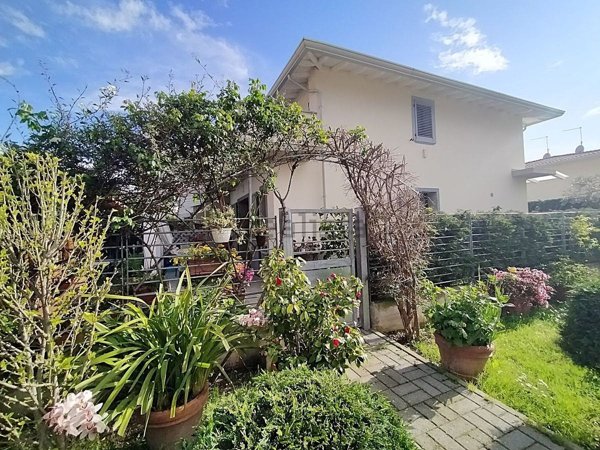 casa indipendente in vendita a Massa