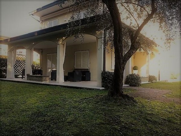 casa indipendente in vendita a Massa in zona Marina dei Ronchi