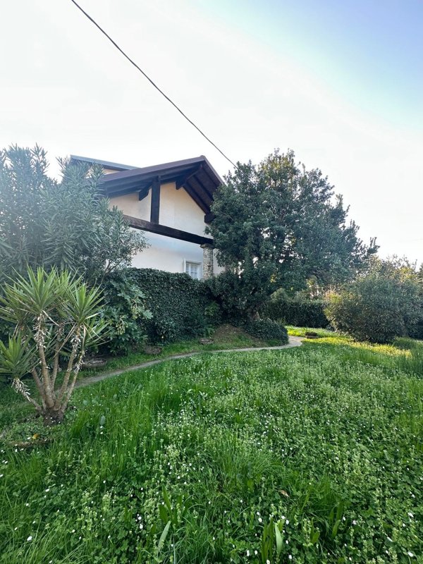 casa indipendente in vendita a Massa in zona Marina dei Ronchi