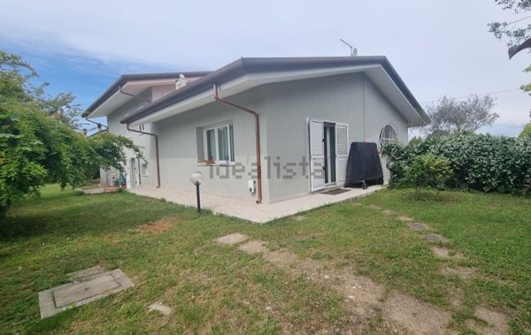 casa indipendente in vendita a Massa in zona Poveromo