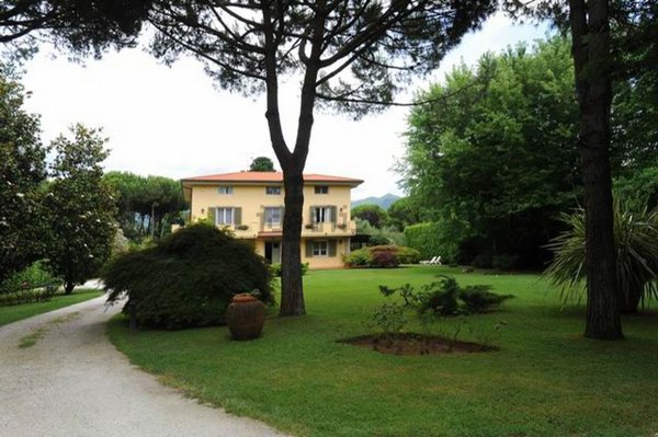 casa indipendente in vendita a Massa in zona Marina dei Ronchi