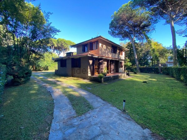 casa indipendente in vendita a Massa in zona Poveromo