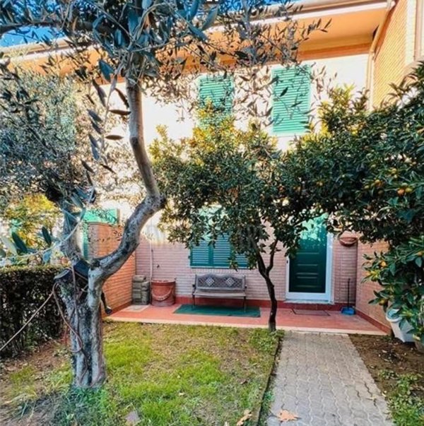 casa indipendente in vendita a Massa in zona Marina di Massa