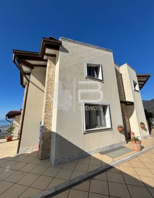 casa indipendente in vendita a Massa in zona Antona