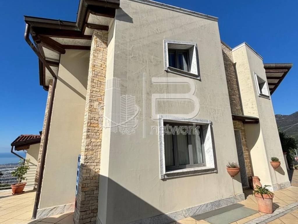 casa indipendente in vendita a Massa