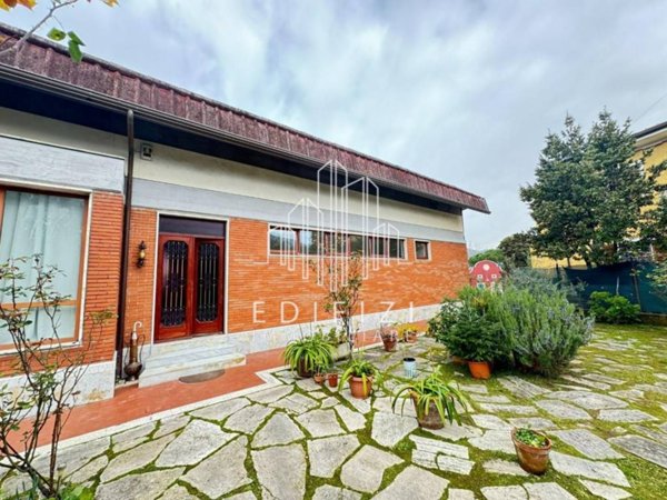 casa indipendente in vendita a Massa in zona Centro Storico