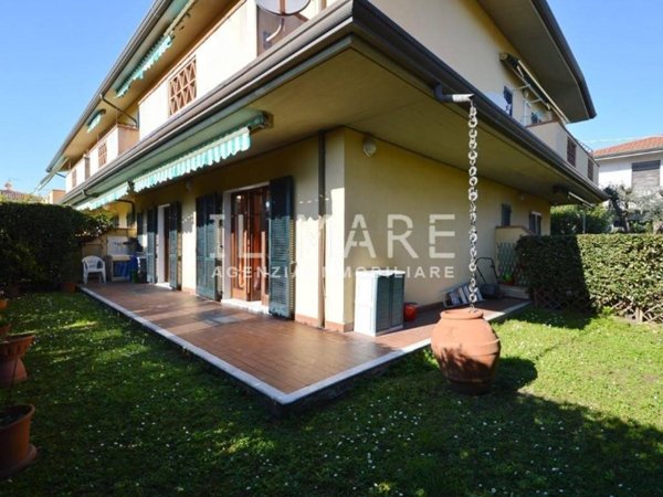 casa indipendente in vendita a Massa in zona Marina di Massa