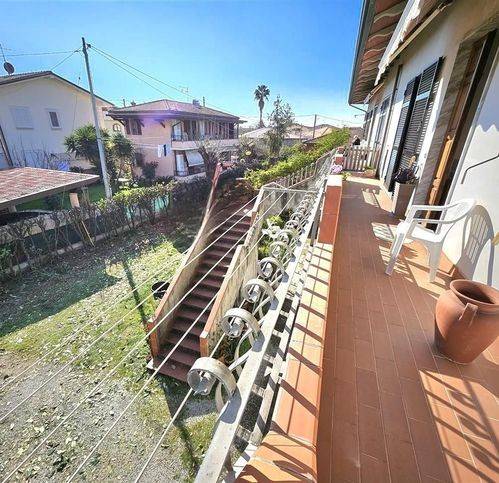 appartamento in vendita a Massa in zona Marina di Massa