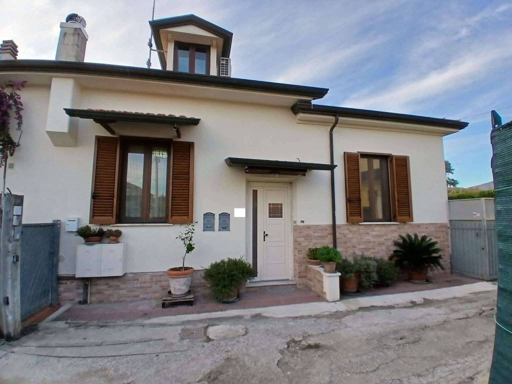 casa indipendente in vendita a Massa in zona Castagnola