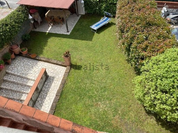 casa indipendente in vendita a Massa in zona Quercioli
