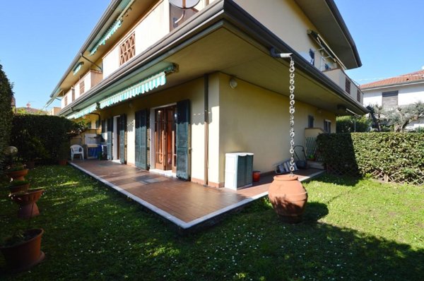 casa indipendente in vendita a Massa in zona Marina di Massa