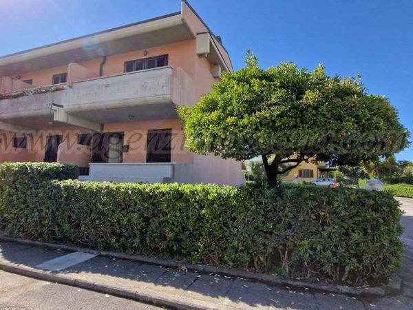 casa indipendente in vendita a Massa in zona Marina dei Ronchi