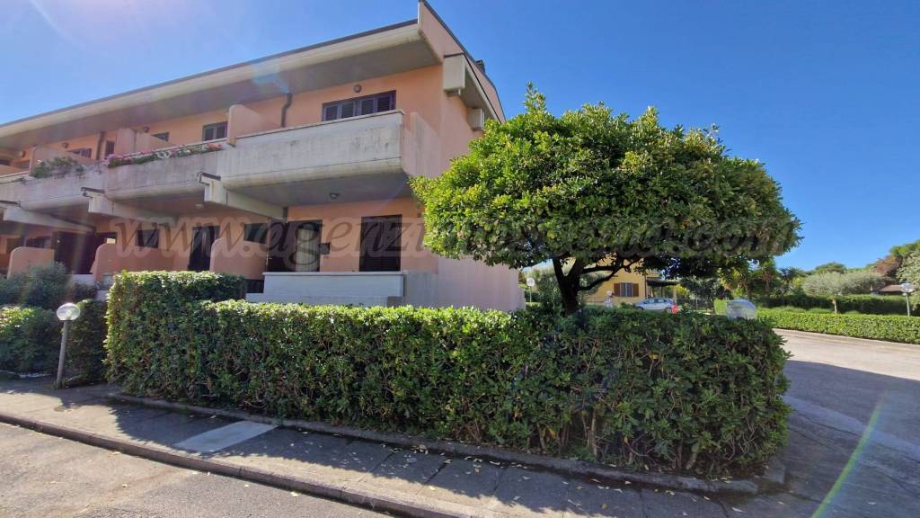 casa indipendente in vendita a Massa in zona Marina dei Ronchi