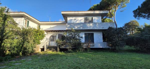 casa indipendente in vendita a Massa in zona Marina dei Ronchi