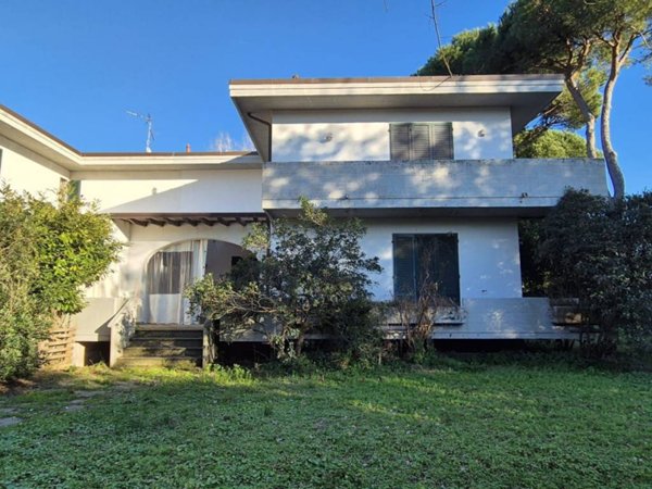 casa indipendente in vendita a Massa in zona Marina dei Ronchi