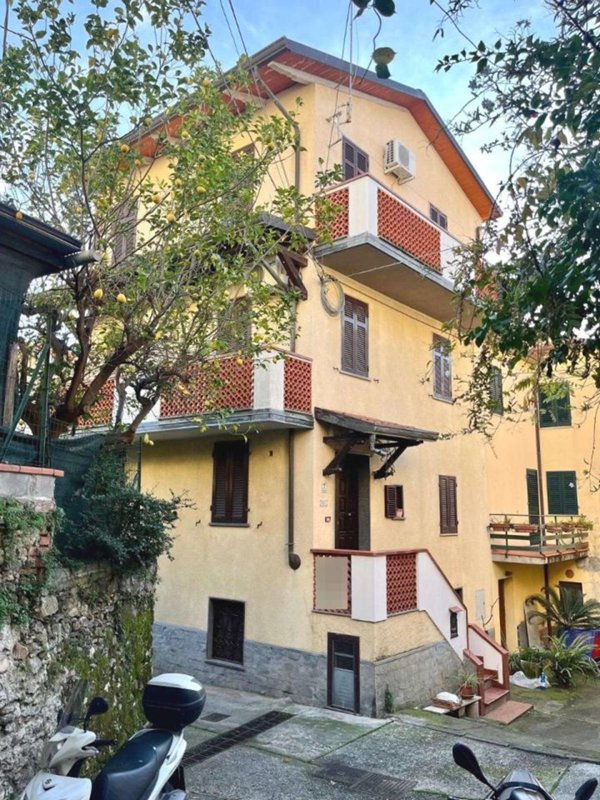 casa semindipendente in vendita a Massa in zona Centro Storico