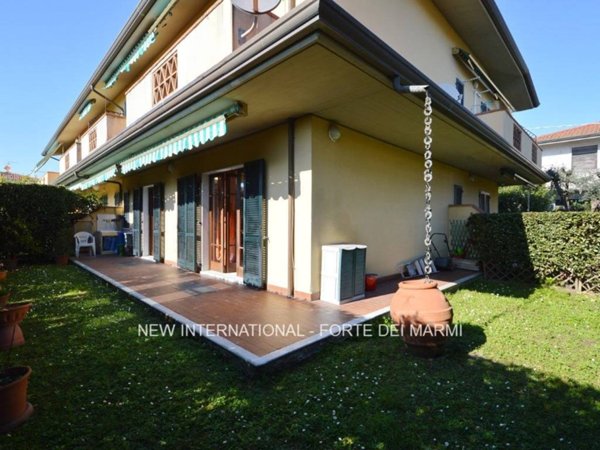 casa indipendente in vendita a Massa in zona Marina di Massa