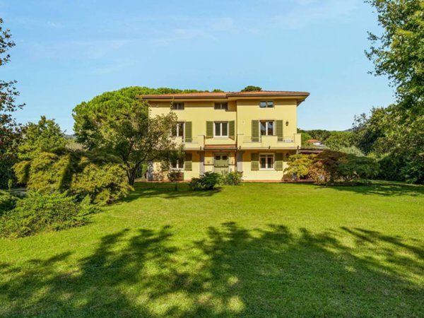 casa indipendente in vendita a Massa in zona Marina dei Ronchi