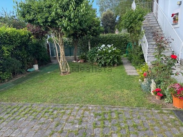 appartamento in vendita a Massa in zona Marina dei Ronchi