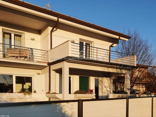 casa indipendente in vendita a Massa in zona Marina di Massa