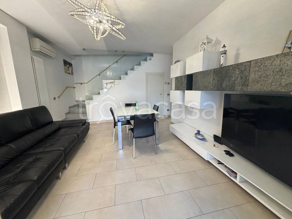 casa indipendente in vendita a Massa in zona Romagnano