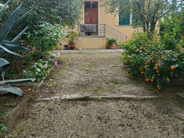 casa indipendente in vendita a Massa