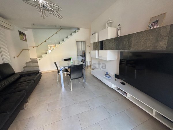 casa indipendente in vendita a Massa in zona Romagnano