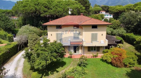 casa indipendente in vendita a Massa in zona Marina dei Ronchi